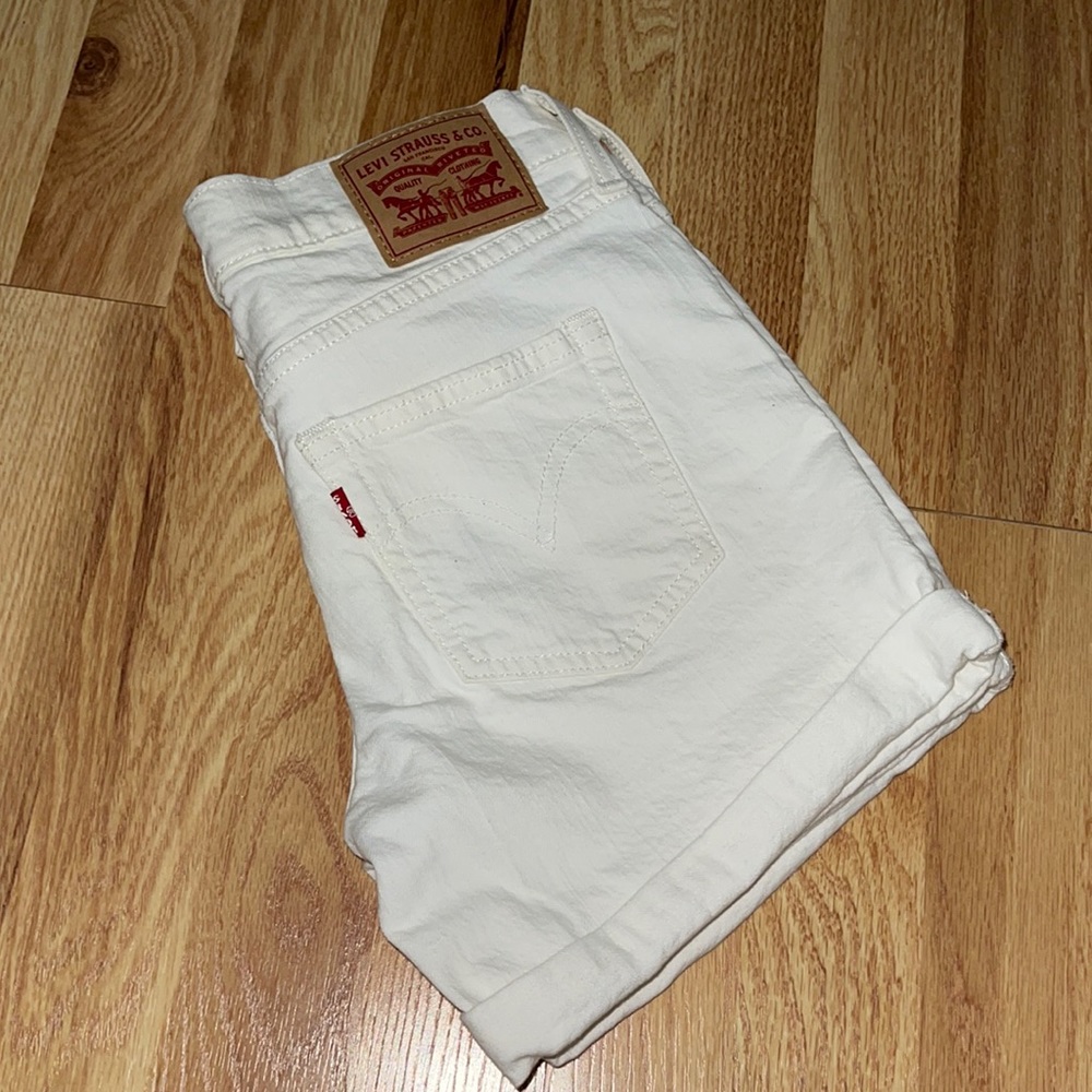Levi short